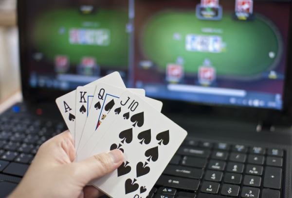 Pengguna nanas77 memeriksa riwayat transaksi deposit melalui ponsel di Indonesia